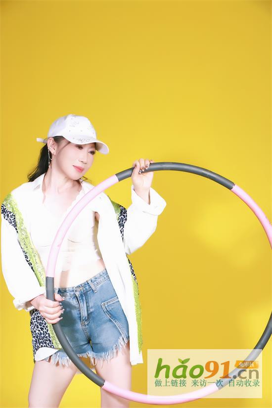 薇薇：T台展现成熟女性优雅与自信风采