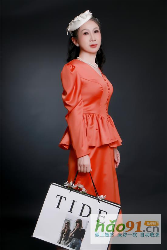 薇薇：T台展现成熟女性优雅与自信风采