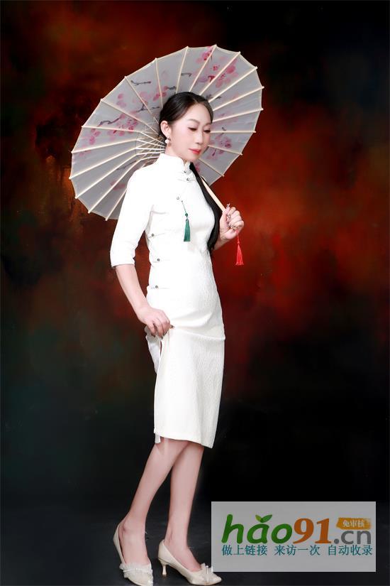 薇薇：T台展现成熟女性优雅与自信风采