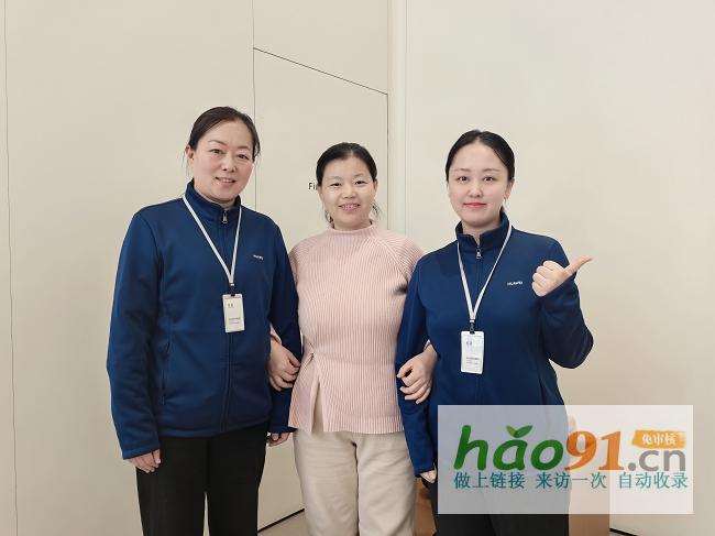温暖服务暖人心，赠诗合照叙温情