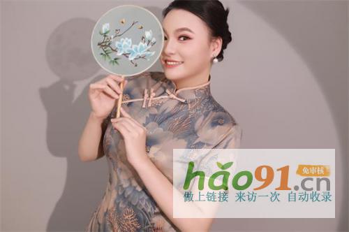 纪双楠：时尚宠儿，引领潮流风向标
