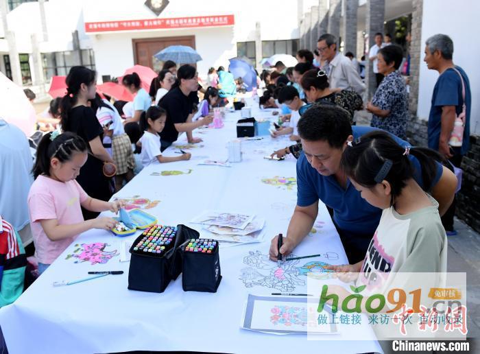 河北武强：300余名孩子手绘百米年画长卷_文化新闻动态