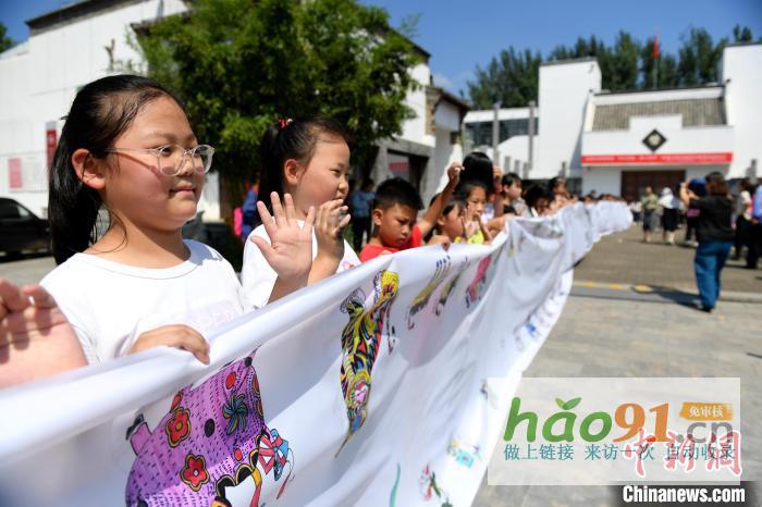 河北武强：300余名孩子手绘百米年画长卷_文化新闻动态