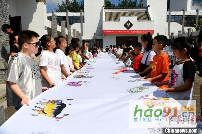 河北武强：300余名孩子手绘百米年画长卷_文化新闻动态
